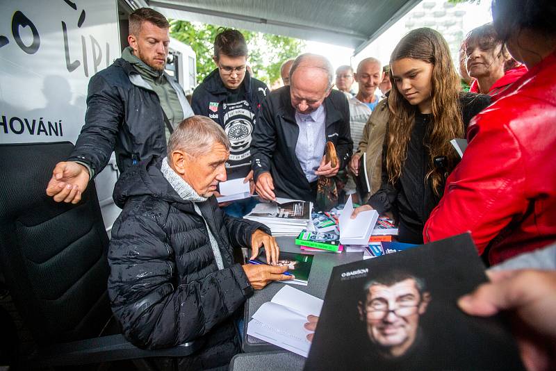 Babišovi příznivci v Moravskoslezském kraji zřejmě hodně čtou, někteří brali knihy po šesti i osmi kusech. Snímek z Babiš tour v MS kraji ve dnech 22. - 24. srpna 2022.