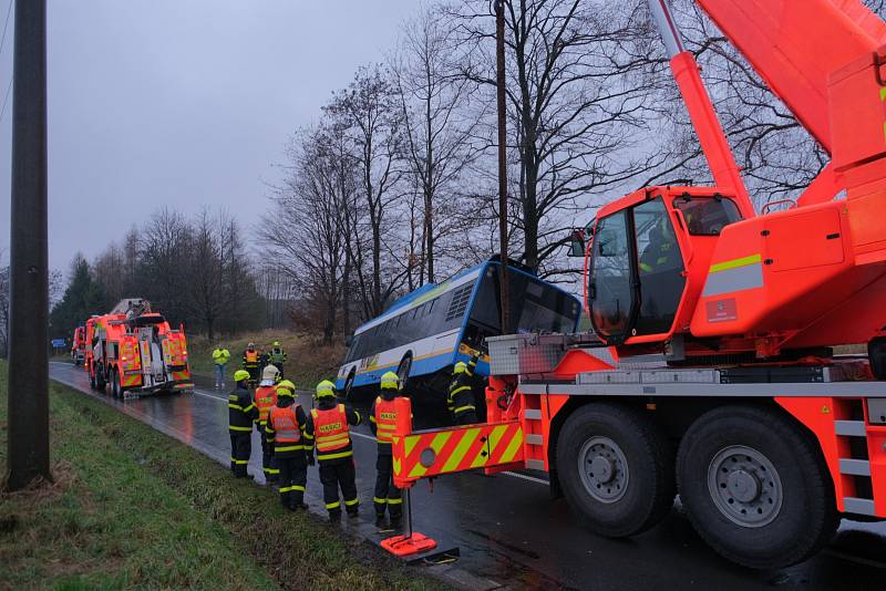 Autobus v Řepištích skončil v příkopu, hasiči nasadili těžkou techniku.