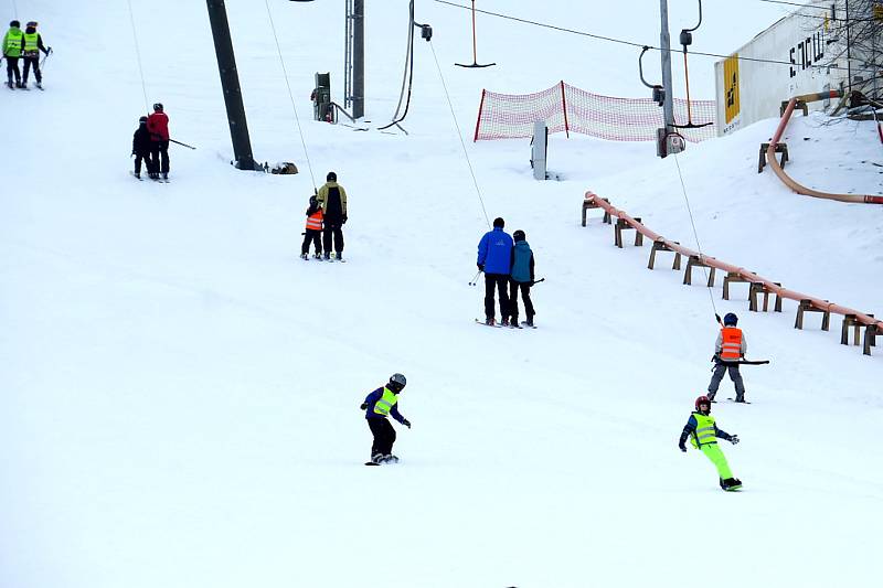 Tošovický areál zaplnili o víkendu lyžaři, snowboardisté i bobisté.