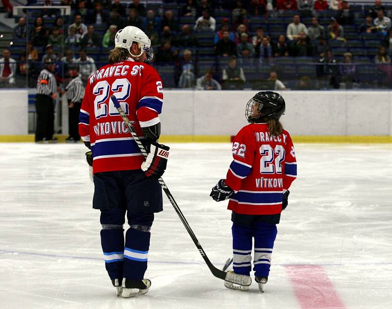 Olympijský hokejový vítěz z Nagana David Moravec se v nedělní exhibici v Ostravě slavnostně rozloučil s aktivní kariérou. Souboj vítkovických legend s týmem bývalých osobností české reprezentace, přinesl obligátní remízu 9:9