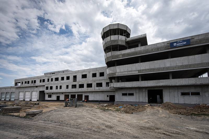 Investorem stavby řídicí věže na mošnovském letišti státní podnik Řízení letového provozu. Dokončena bude v únoru, zahájení provozu je v plánu na duben. 