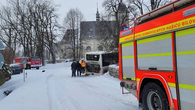 S čerstvou sněhovou nadílkou bojovali řidiči, silničáři a hasiči i následující den, v sobotu 21. ledna 2023.