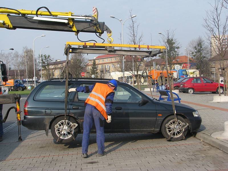 Blokové čištění začalo v osm hodin ráno, už o několik minut později odtahovka technických služeb nakládala první vůz. 