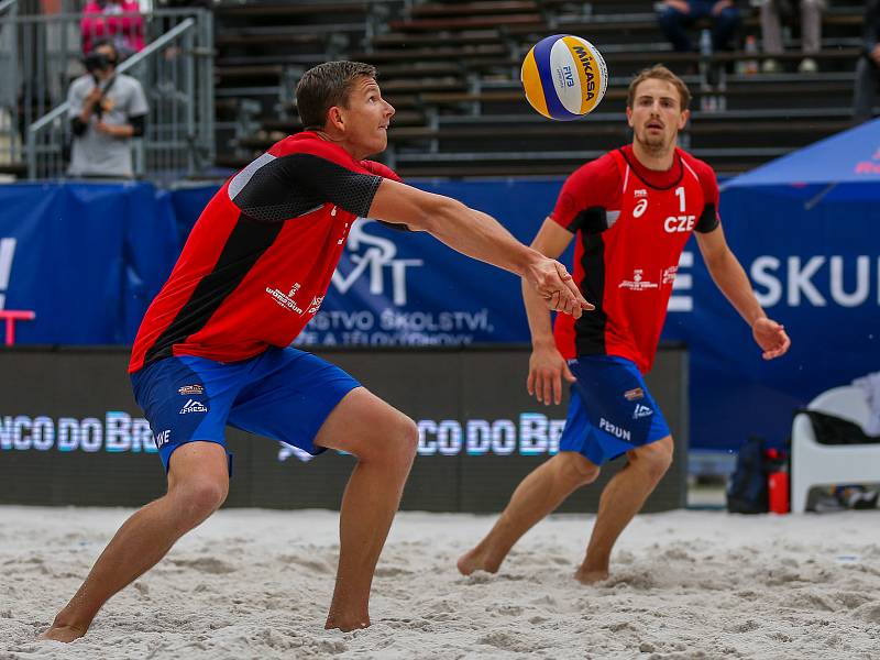 Turnaj Světového okruhu v plážovém volejbalu, 30. května 2019 v Ostravě. Na snímku Ondřej Perušič a David Schweiner.