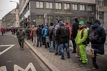 Lidé čekají ve frontě před budovou České národní banky (ČNB), která nabízí k zakoupení speciální tisícikorunovou bankovku s přítiskem ke 30. výročí rozdělení československé měny, 8. února 2023, Ostrava.