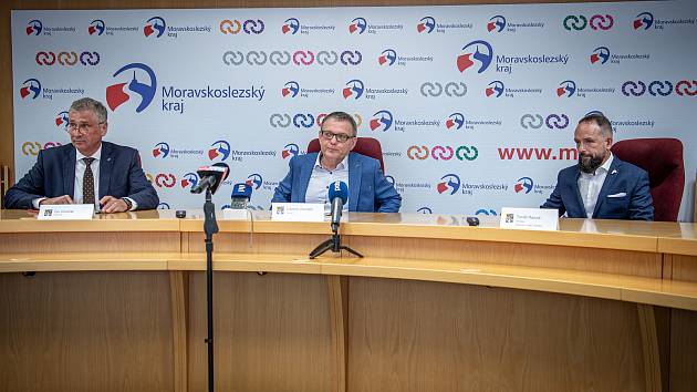 Tisková konference v MS kraji, 17. července 2020 v Ostravě. Zleva Ivo Vondrák (hejtman MS kraje), Lubomír Zaorálek (ministr kultury ČR) a Tomáš Macura (primátor města Ostravy).
