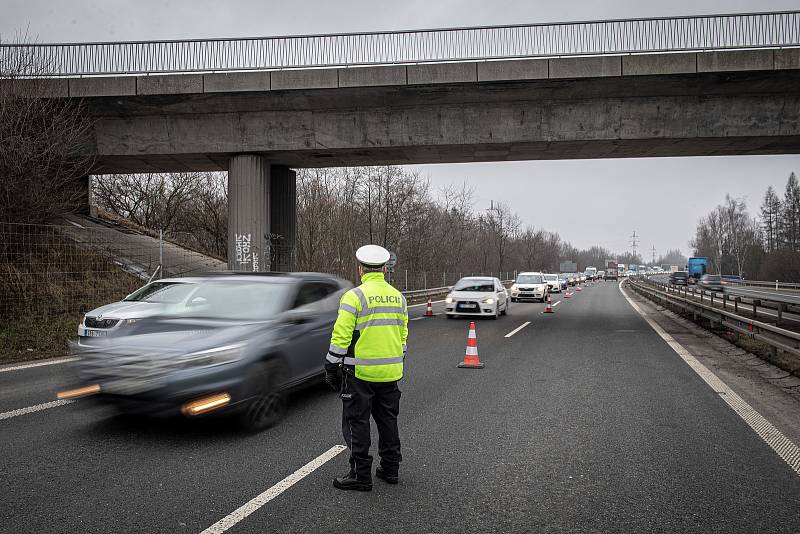 Policejní kontrola mezi okresy Ostrava a Frýdek-Místek na ulici Místecká, 1. března 2021. Policie tento den začala kontrolovat, jestli lidé dodržují nová protiepidemická opatření omezující volný pohyb mezi okresy.