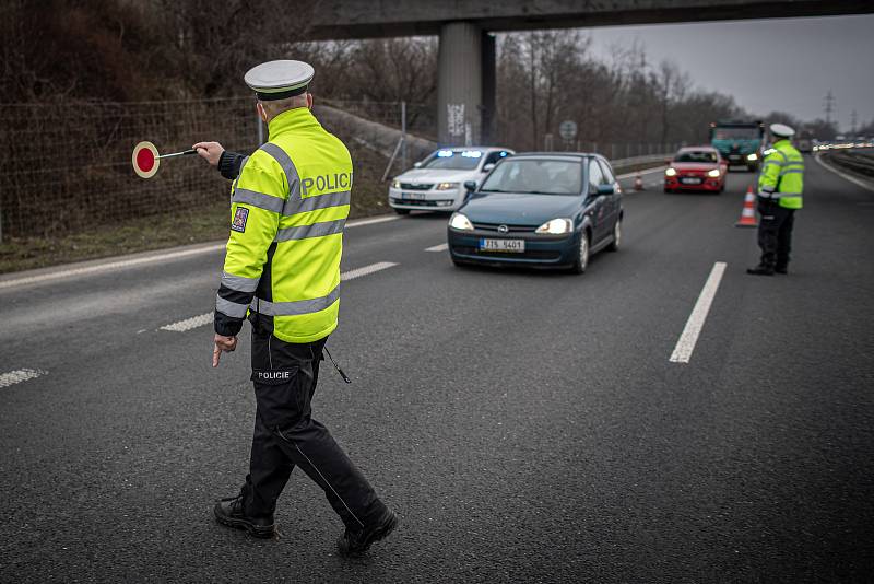 Policejní kontrola mezi okresy Ostrava a Frýdek-Místek na ulici Místecká, 1. března 2021. Policie tento den začala kontrolovat, jestli lidé dodržují nová protiepidemická opatření omezující volný pohyb mezi okresy.