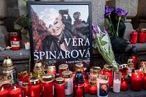 Lidé vytvořili pietní místo na počest Věry Špinarové na Masarykovém náměstí v Ostravě.