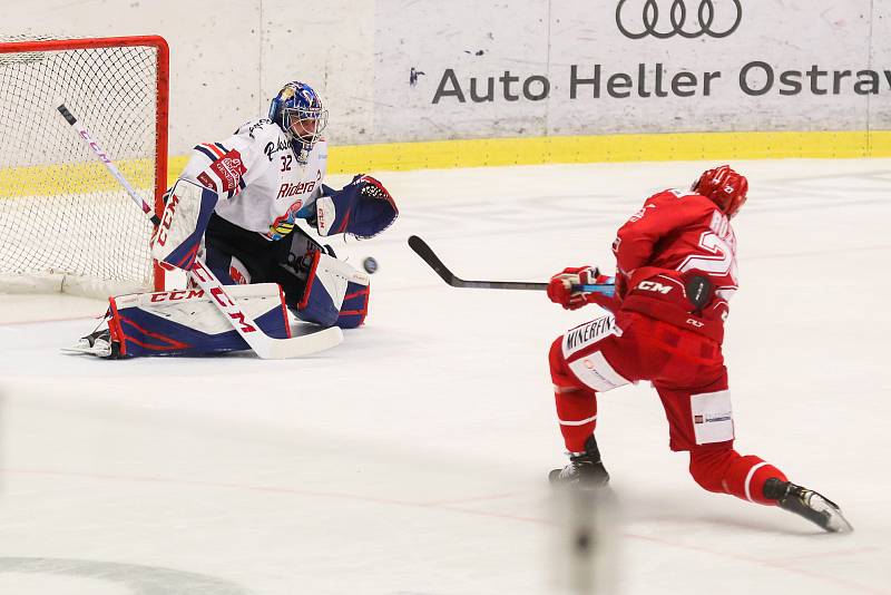 Utkání 34. kola hokejové extraligy: HC Vítkovice Ridera - HC Oceláři Třinec, 12. ledna 2019 v Ostravě. Na snímku (zleva) brankář Vítkovic Patrik Bartošák, Martin Růžička.