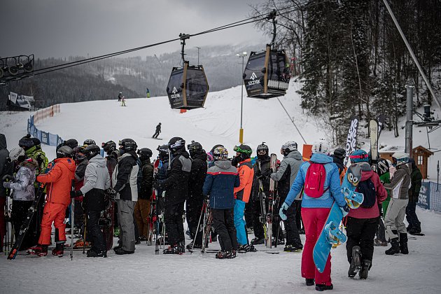 Lyžařská resort Szczyrk Mountain Resort, 12. února 2021 v Szczyrk, Polsko. Od 12. února budou v Polsku s omezenou kapacitou po dobu dvou týdnů podmíněně otevřeny hotely, kina, divadla, filharmonické sály a opery, bazény a sjezdovky.