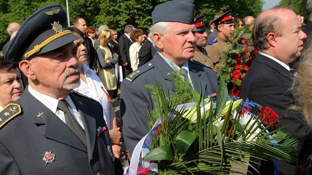 Slavnostní akt spojený s položením věnců a kytic, v rámci kterého byli vyznamenáni váleční veteráni, se uskutečnil ve čtvrtek u Památníku osvobození v Komenského sadech.
