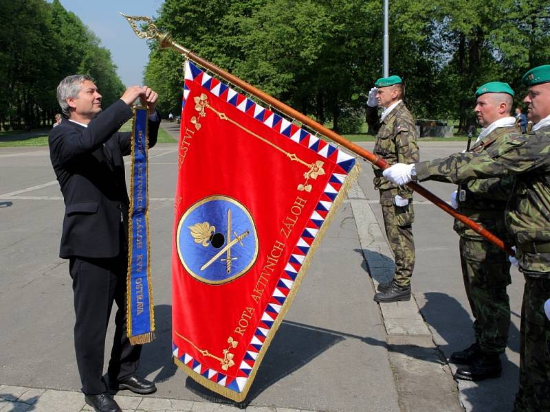 Slavnostní akt spojený s položením věnců a kytic, v rámci kterého byli vyznamenáni váleční veteráni, se uskutečnil ve čtvrtek u Památníku osvobození v Komenského sadech.