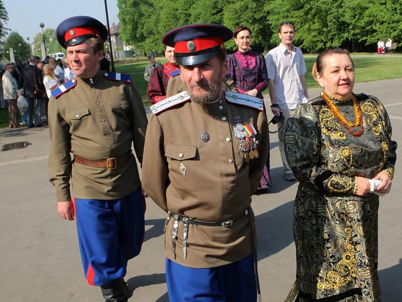 Slavnostní akt spojený s položením věnců a kytic, v rámci kterého byli vyznamenáni váleční veteráni, se uskutečnil ve čtvrtek u Památníku osvobození v Komenského sadech.