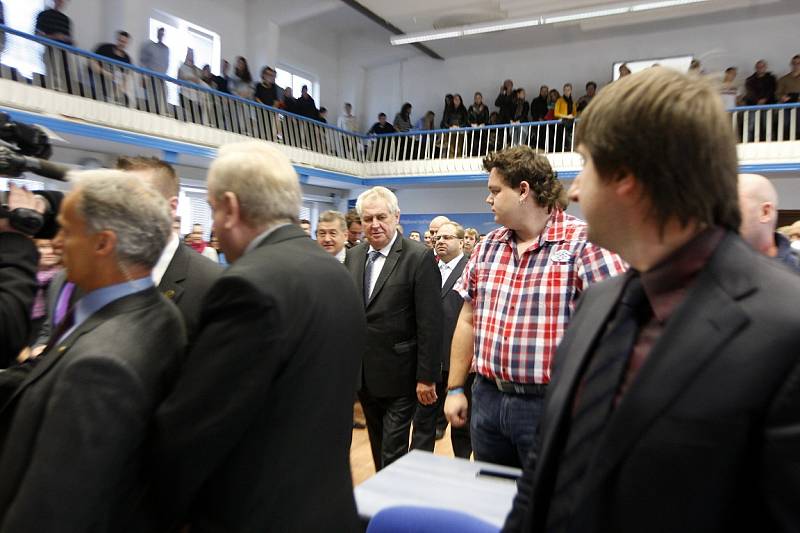 Prezident Miloš Zeman v rámci své návštěvy kraje se sešel i se studenty Vysoké školy podnikání v Ostravě.  