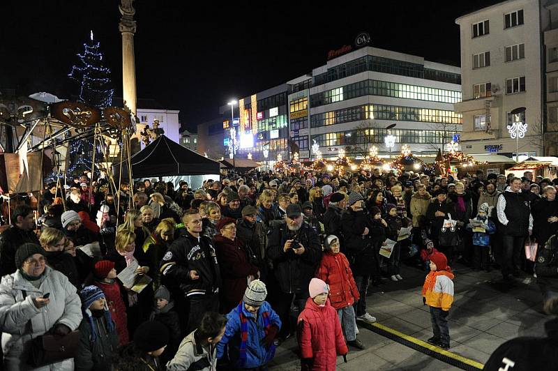 Česko zpívá koledy. I v Ostravě si lidé společně s Deníkem přišli v šest hodin na Masarykovo náměstí zazpívat koledy.