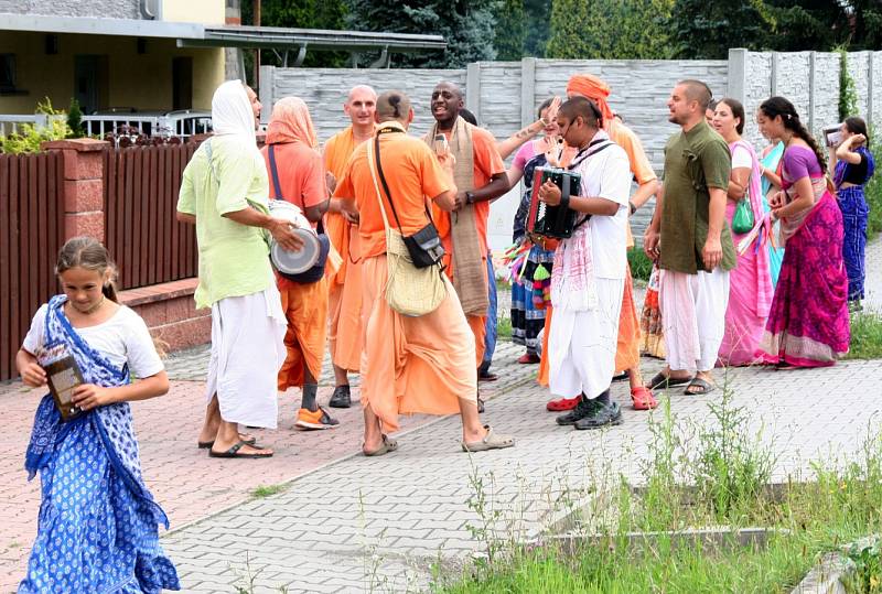 Oddaní vyznavači náboženského směru Hare Krišna na pochodu Padajátra.