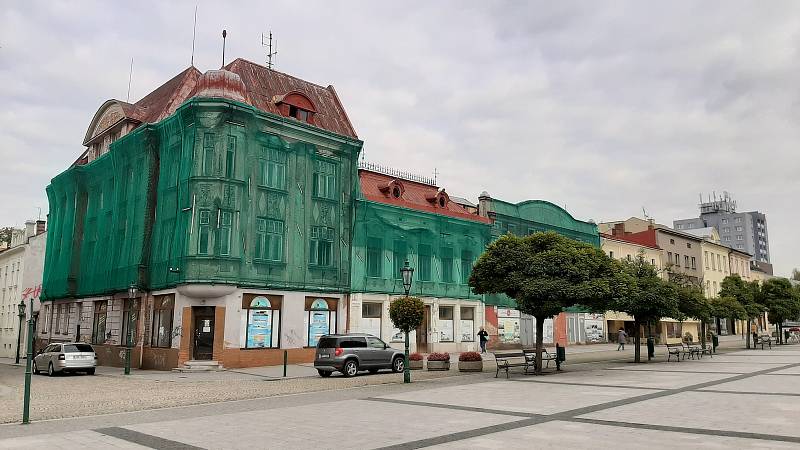 Začíná oprava tří chátrajících historických domů na náměstí ve Fryštátě.