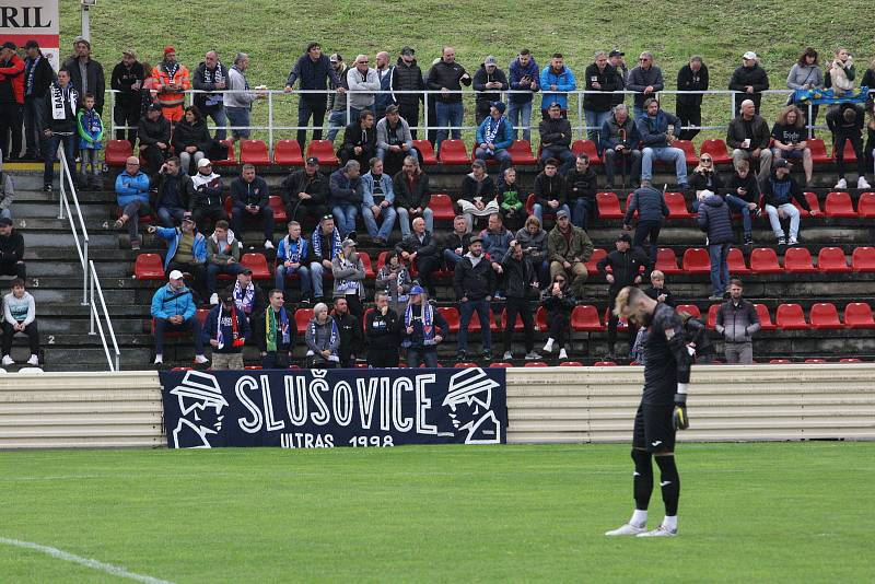 MOL Cup, 2. kolo, SK HS Kroměříž (červenobílé dresy) - FC Baník Ostrava, 21. září 2022.