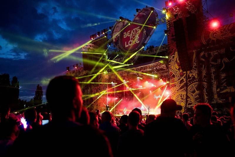 Taneční festival elektronické hudby Beats for love v Ostravě, v areálu Dolní oblasti Vítkovice, 8. července 2017.