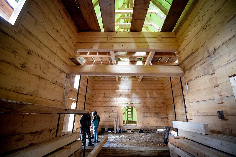 Tesaři pracují v Hošťálkové na Vsetínsku na dřevěné konstrukci kostela, který vyhořel v Třinci-Gutech.