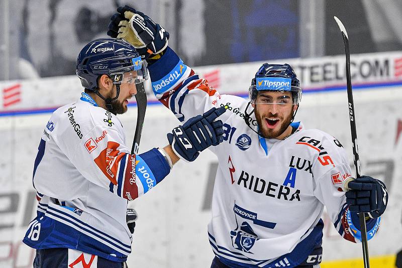 Utkání 14. kola hokejové extraligy: HC Vítkovice Ridera - HC Verva Litvínov, 23. října 2022 v Ostravě. (zleva) Tobias Lindberg z Vítkovic a Dominik Lakatoš z Vítkovic.