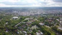 Výhledy z Haldy Ema nabízejí pohled na město Ostrava, Beskydy, Nízký Jeseník a ještě dál.