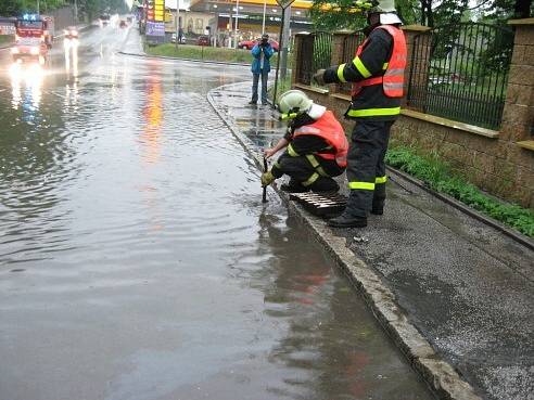 Jednotka sboru dobrovolných hasičů Ostrava-Radvanice, která v pondělí podvečer zasahovala v Těšínské ulici.