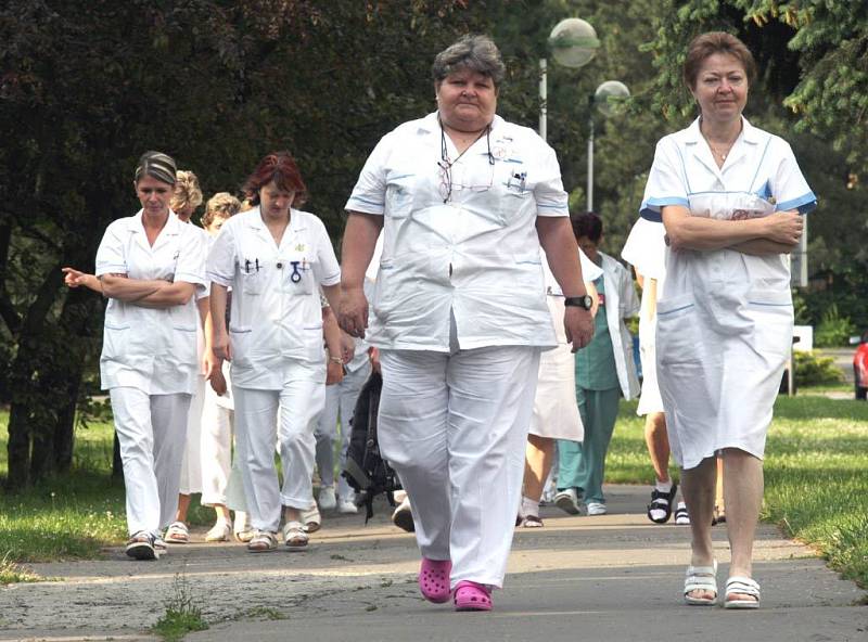 Ostravští zdravotníci demonstrovali proti zdravotnické reformě před transfúzním centrem v Ostravě-Porubě