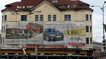 Provizorní opravu střechy na chátrajícím objektu Ostravice nyní nechala udělat společnost Amadeus Real. Ta by měla zabránit tomu, aby se dům zřítil dřív, než se začne s rekonstrukcí. 