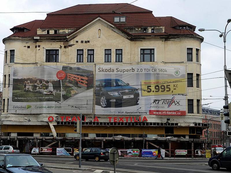 Provizorní opravu střechy na chátrajícím objektu Ostravice nyní nechala udělat společnost Amadeus Real. Ta by měla zabránit tomu, aby se dům zřítil dřív, než se začne s rekonstrukcí. 