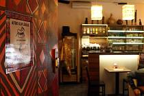 Interiér kavárny Kahawa zdobí nejen originální ornamenty na zdech a svítidlech, ale i prodejné fairtradové výrobky z Afriky.