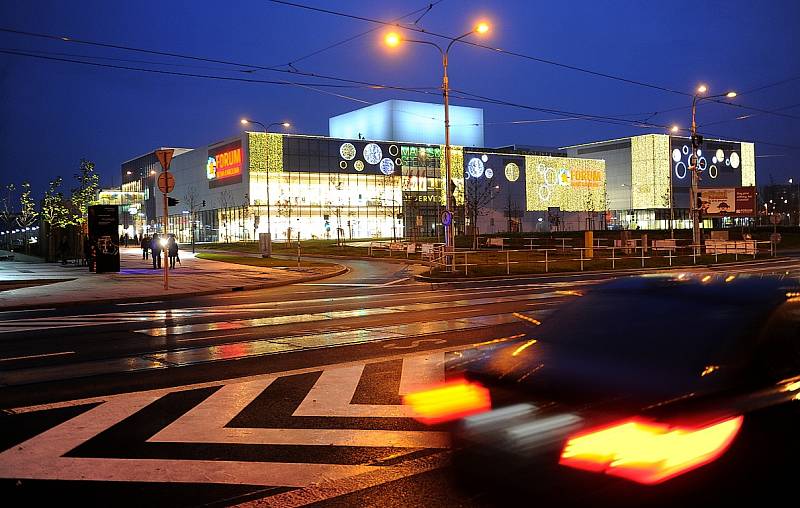 Obchodní centrum Nová Karolina už září vánoční výzdobou.