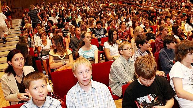 Velký sál Domu kultury města Ostravy naplnili studenti. Před nimi zasedli za hudební nástroje členové ostravské filharmonie