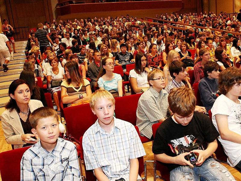 Velký sál Domu kultury města Ostravy naplnili studenti. Před nimi zasedli za hudební nástroje členové ostravské filharmonie