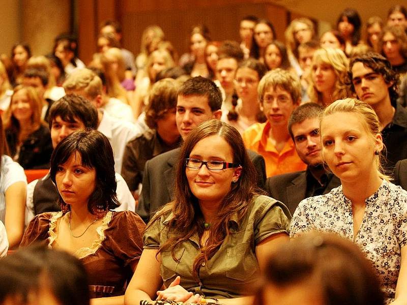 Velký sál Domu kultury města Ostravy naplnili studenti. Před nimi zasedli za hudební nástroje členové ostravské filharmonie