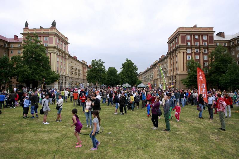  První ročník mezinárodního festivalu nového cirkusu a pouličního divadla zažila o víkendu Hlavní třída v Ostravě-Porubě.