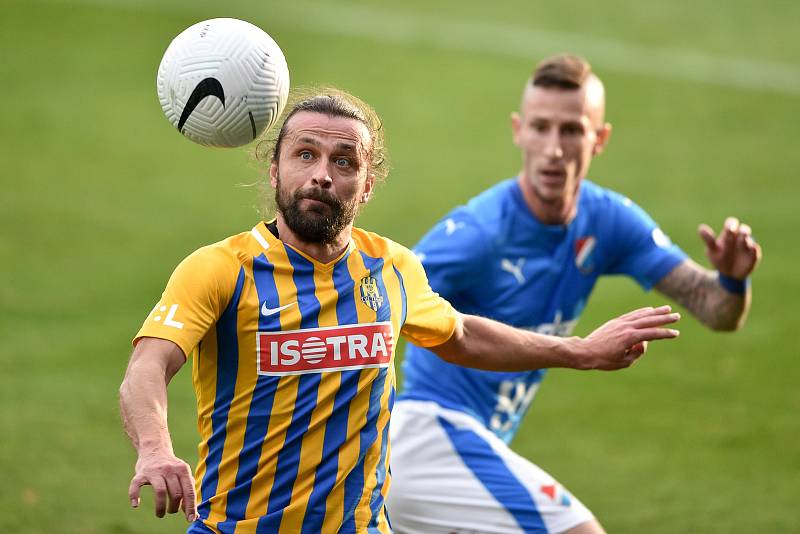 Utkání 10. kola první fotbalové ligy: SFC Opava - FC Baník Ostrava, 5. prosince 2020 v Opavě. (zleva) Pavel Zavadil z Opavy a Jiří Fleišman z Ostravy.