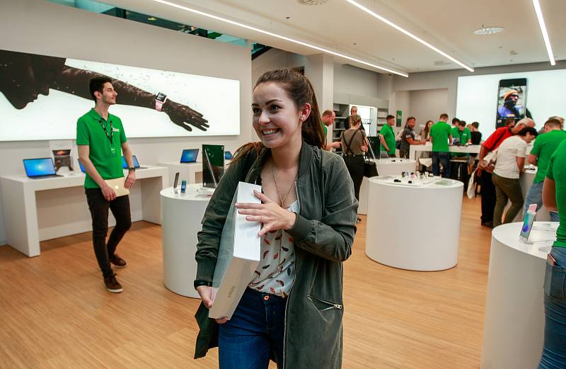 Slavnostní otevření největší prodejny iStores Apple Premium Reseller v Česku v ostravském nákupním centru Forum Nová Karolina.