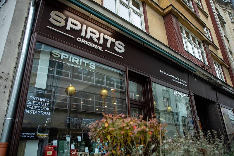 Prodejna společnosti SPIRITS ORIGINAL. Nespresso a alkotéka s výběrem více než 300 druhů lahví alkoholu, 26. listopadu 2020 v Ostravě.