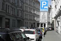 Jedna z parkovacích zón v centru Ostravy, kde bylo v rámci koronavirových opatření dočasně volné parkování. Od úterý 28. dubna 2020 zde mohou parkovat opět výhradně držitelé karet R a A.