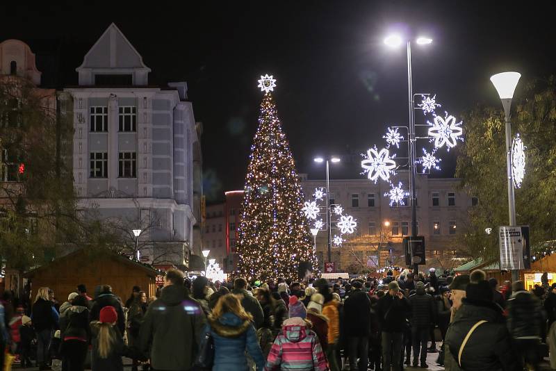 Vánoce v Ostravě. Ilustrační foto z rozsvícení vánočního stromu na Masarykově náměstí v centru města, 2. prosince 2018.