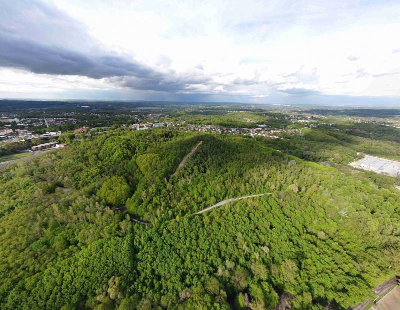 Výhledy z Haldy Ema nabízejí pohled na město Ostrava, Beskydy, Nízký Jeseník a ještě dál.