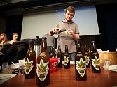 STUDENTI SLÁDKY. Jak se vaří pivo? To si vyzkoušeli studenti VŠB-TUO v třetím ročníku soutěže Beer košt. 