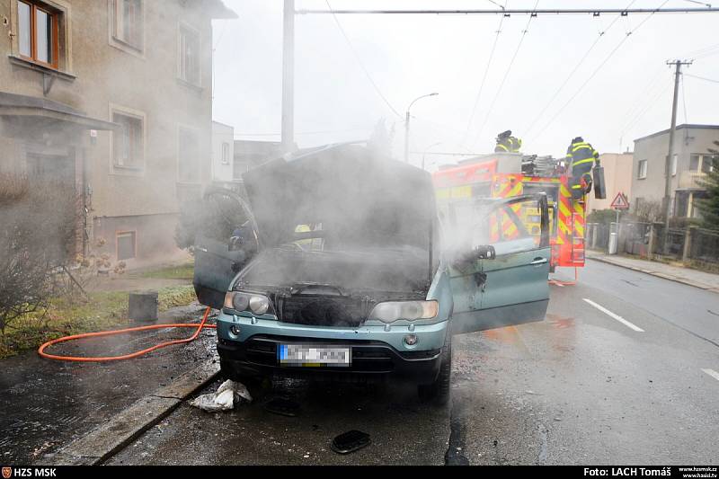 Škodu za dvě stě tisíc korun způsobil požár, který ve čtvrtek ráno zachvátil vozidlo BMW X5 zaparkované v Heřmanické ulici ve Slezské Ostravě.