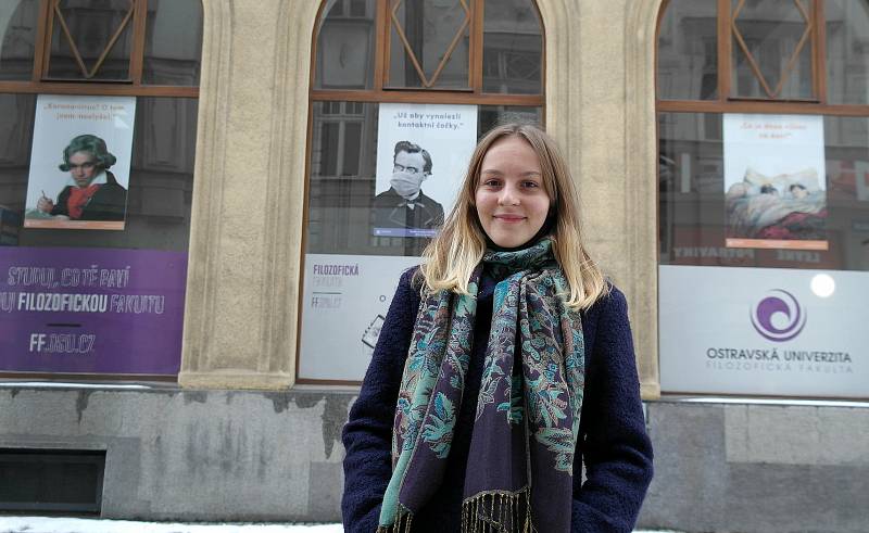 Studentka knižního designu Barbora Hlavicová je autorka grafik utahujících si z čínské nákazy, tvoří je ostatně v době, kdy ji má i ona sama a musí trčet v karanténě.