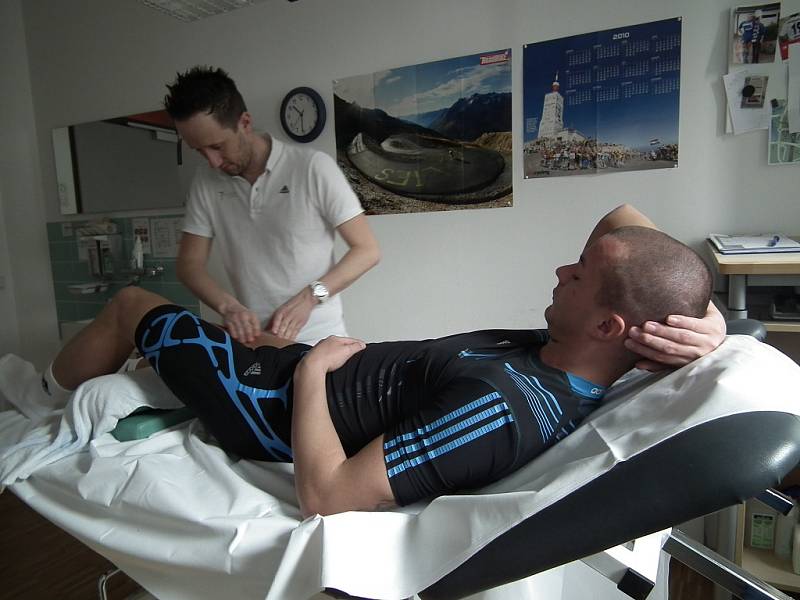 Útočník ostravského Baníku Václav Svěrkoš, který se koncem listopadu podruhé podrobil operaci křížového vazu v koleni, nyní rehabilituje v Schalke.