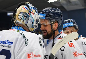 Hokejisté Vítkovic v listopadovém 23. kole extraligy porazili Energii Karlovy Vary v Ostravar Aréně 4:2, v nedělním 36. kole vyhráli na jejím ledě 3:1. 
