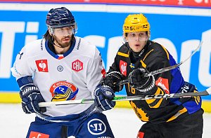 Hokejisté Vítkovic (v bílém) v prvním semifinále proti švédskému celku Skellefteå AIK.