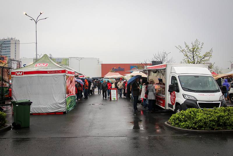 Farmářské trhy u nákupního centra Futurum v Ostravě.